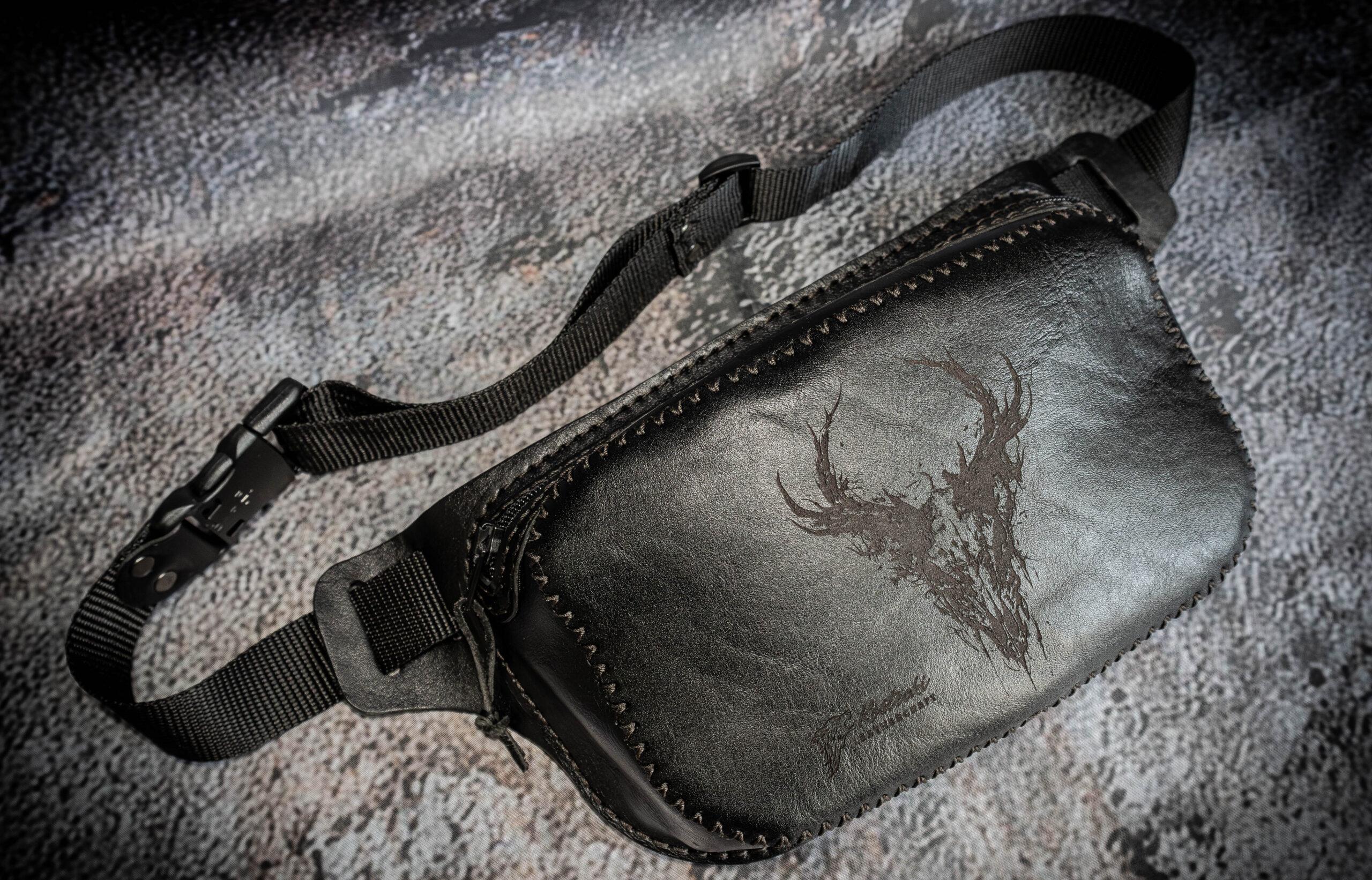 Skórzana nerka saszetka handmade z unikalnym grawerem czaszki jelenia, wykonana przez Kostecki Leathercraft.